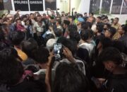 Warga Desa Tenggor Geruduk Polres Gresik, Protes Salah Tangkap dan Dugaan Penganiayaan Oknum Polisi