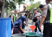 Satlantas Polres Gresik Salurkan Bantuan Air Bersih untuk Warga Desa Pandanan
