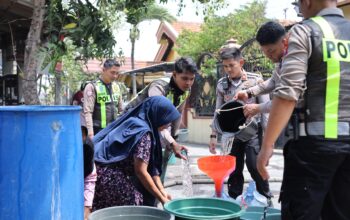 Satlantas Polres Gresik Salurkan Bantuan Air Bersih untuk Warga Desa Pandanan