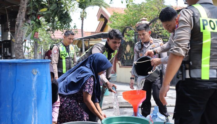 Satlantas Polres Gresik Salurkan Bantuan Air Bersih untuk Warga Desa Pandanan